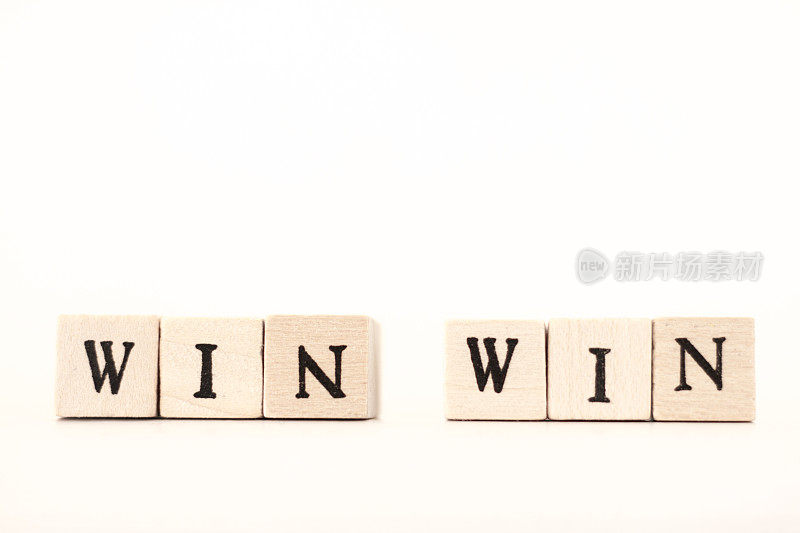 WIN WIN:书写在木块字母，白色背景